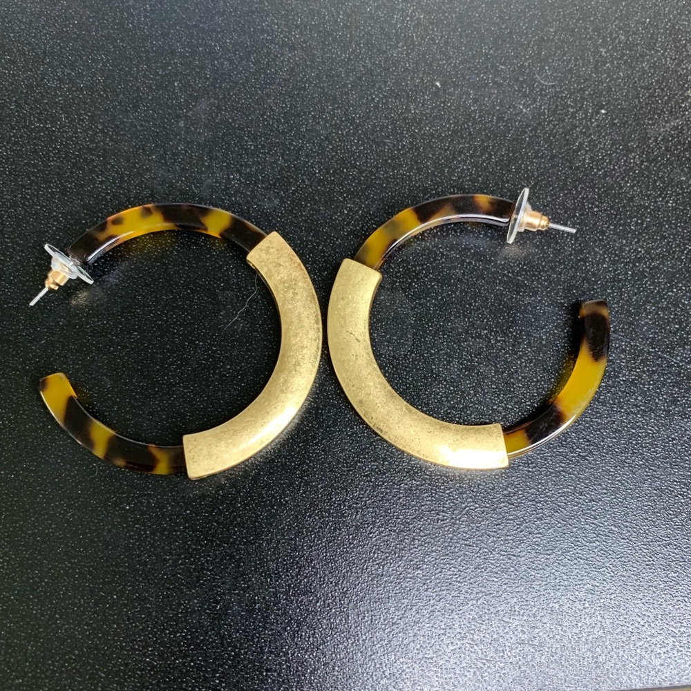 Women’s Tortoise Shell Acrylic Earrings